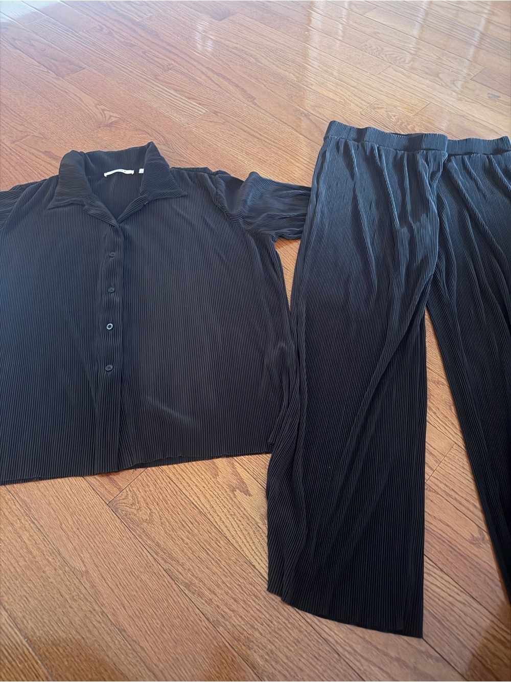Women’s Black Pleated Button-Up Top and Wide-Leg Pants Set xl top and l bottom